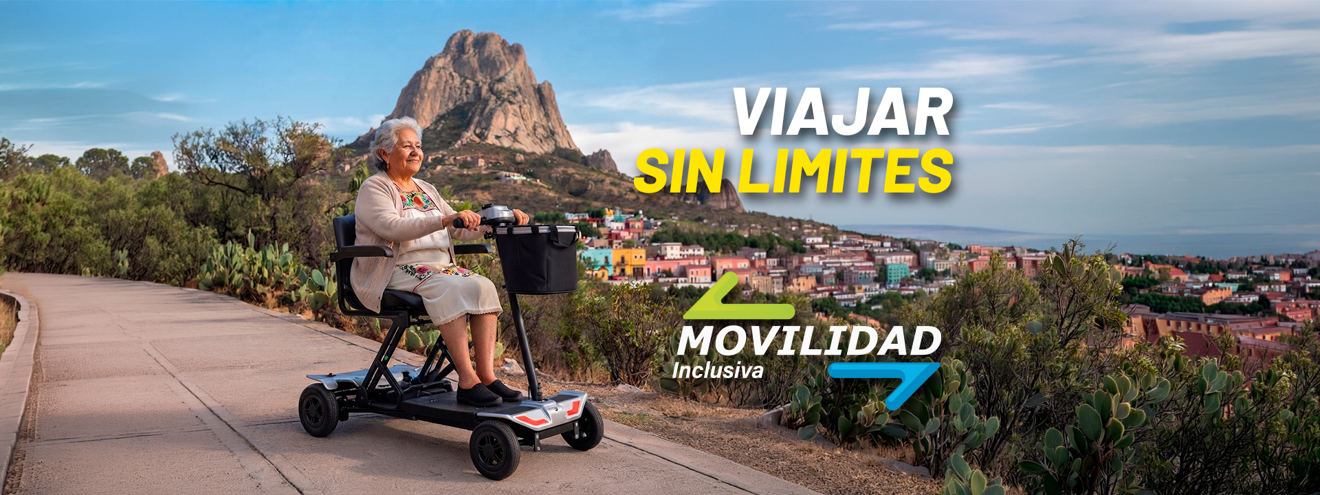 La imagen publicitaria muestra a una mujer mayor con una blusa bordMujer mayor sonríe conduciendo una scooter eléctrica de cuatro ruedas por un camino al aire libre. Al fondo se ve la Peña de Bernal y casas coloridas.