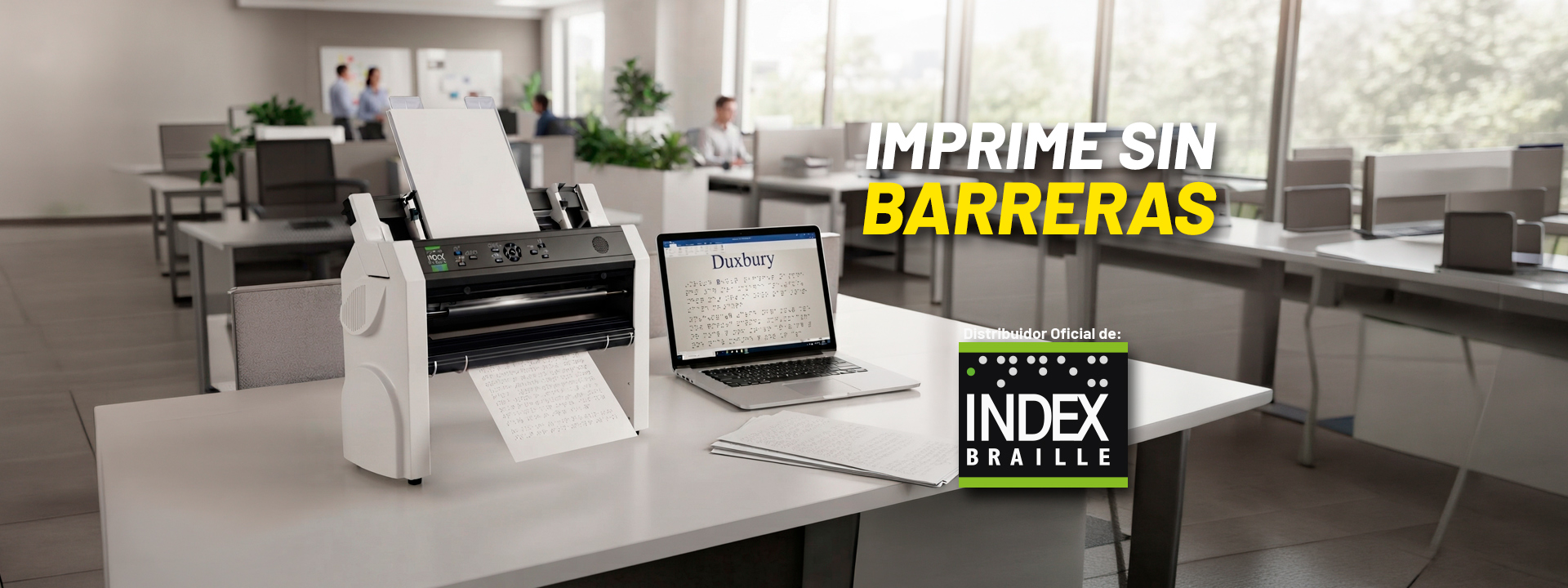 Impresora braille Index Everest-D V5 blanca y negra en una mesa de ofician. Carga papel en blanco arriba e imprime un documento con puntos braille que sale por debajo. A su lado, una laptop muestra el título "Duxbury" y texto braille.