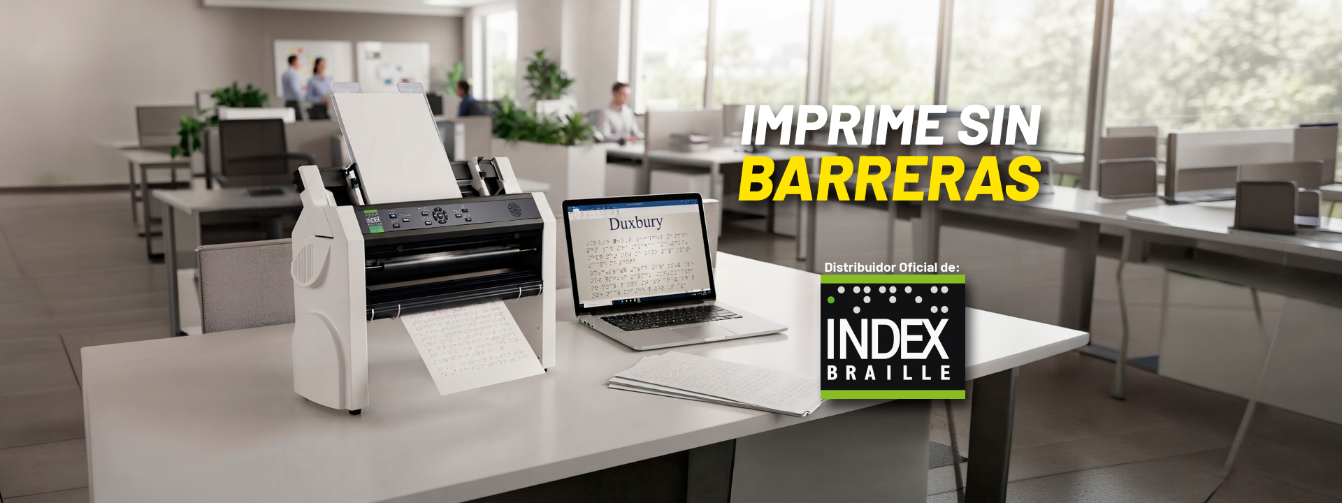 Impresora braille Index Everest-D V5 blanca y negra en una mesa de ofician. Carga papel en blanco arriba e imprime un documento con puntos braille que sale por debajo. A su lado, una laptop muestra el título "Duxbury" y texto braille.