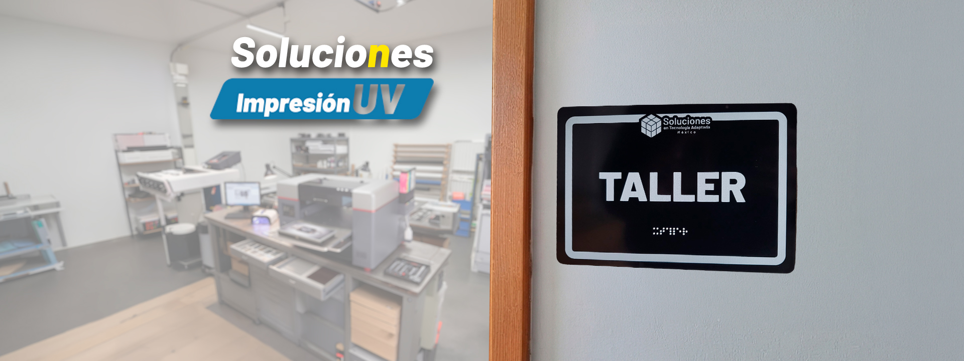 Una puerta con marco de madera se abre a un taller de impresión UV borroso. A la derecha, un letrero negro montado en la pared muestra el logo de "Soluciones", la palabra "TALLER" en letras mayúsculas grandes y puntos braille debajo.