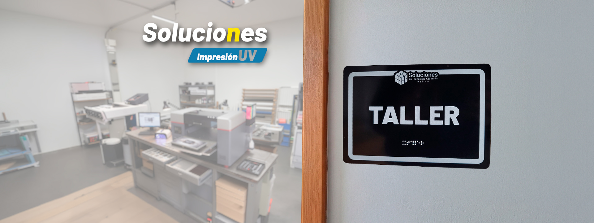 Una puerta con marco de madera se abre a un taller de impresión UV borroso. A la derecha, un letrero negro montado en la pared muestra el logo de "Soluciones", la palabra "TALLER" en letras mayúsculas grandes y puntos braille debajo.